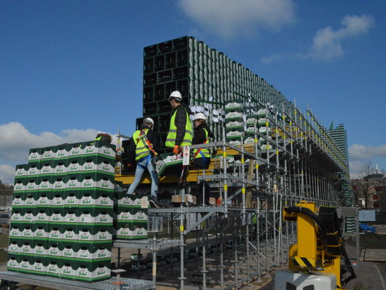 Jaime en zijn medestudenten gaan voor het wereldrecord brug bouwen met bierkratten