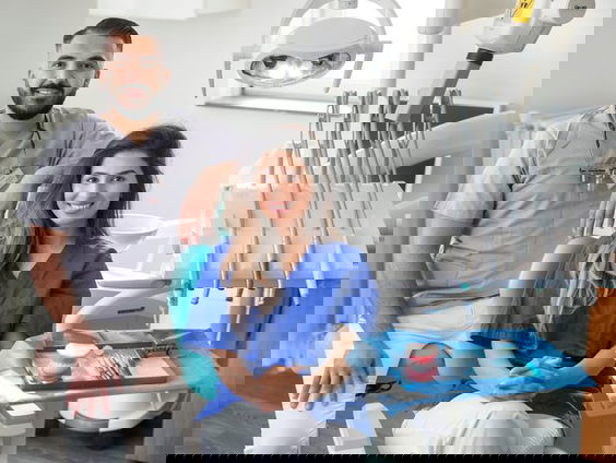 Tandarts Mahdi (30) biedt gratis mondzorg aan de minder rijken “mondzorg is geen luxe, maar een basisrecht”