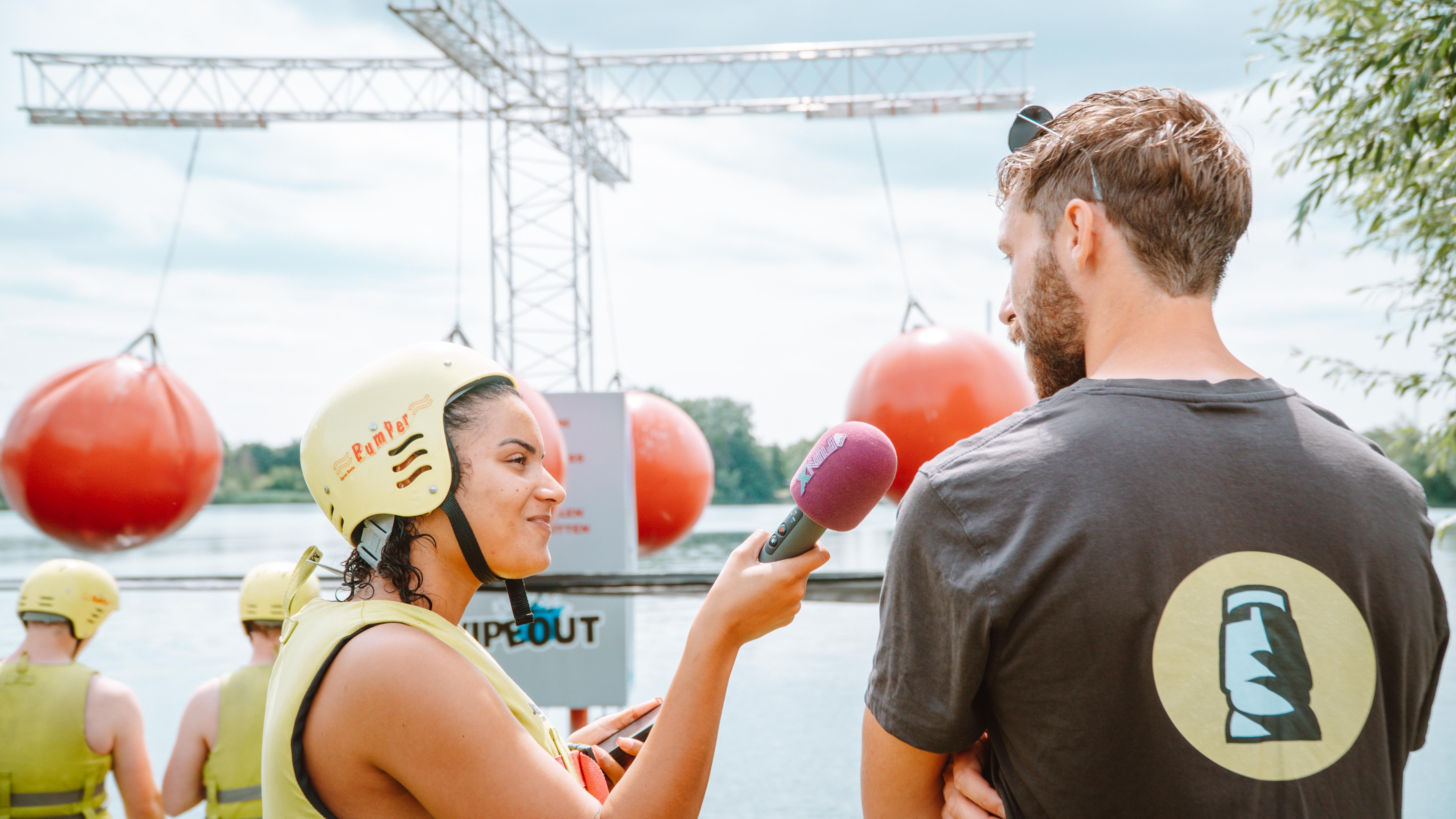 Reporter Camille test het Wipe Out Parcours in Zoelen! 
