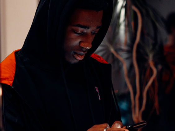 Trustt (18) dropt track 'You got me falling' als NFT