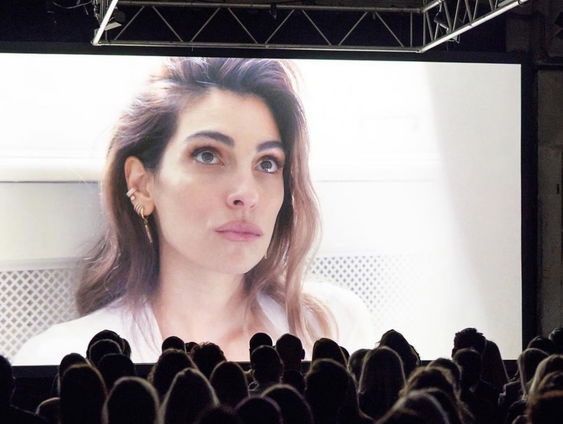 Anna Nooshin emotioneel in de studio door mooie woorden van Fernando