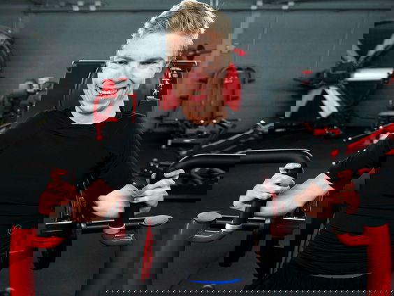 Dennis heeft een beperking, maar inspireert mensen met zijn fitness videos: "Je hebt mensen die om een paar likes een haatcomment sturen"