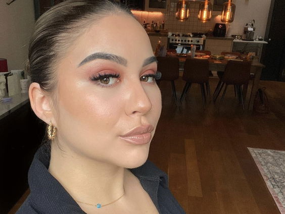 Journaliste Anna Salhany schreef een artikel over het Racial Imposter Syndrome: ‘het gevoel dat je nergens écht bij hoort’