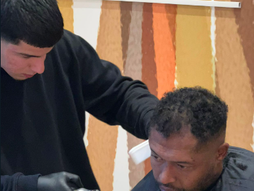 Rami (18) is sinds zijn 13e kapper en knipt gratis daklozen: ‘Ik vind het belangrijk dat zij er ook goed uitzien’