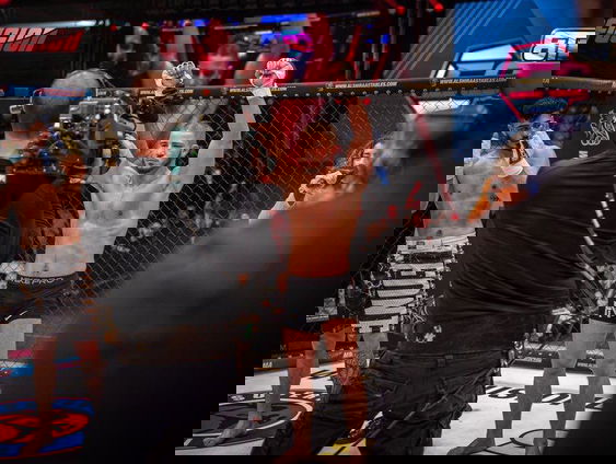 MMA-vechter Nabil Haryouli wint na 80 seconden: "Het eerste wat ik heb gegeten na mijn gevecht is McDonald's"