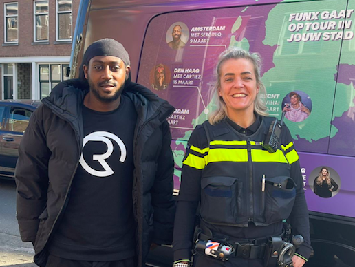 Jongerenwerker Randy en wijkagent Kim hebben het over de afstand tussen de jongeren en de Politie.