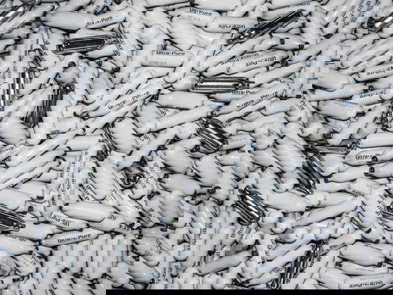 Mekki vertelt waarom lachgas verboden zou moeten worden!