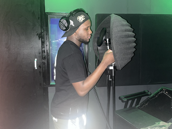 Reporter Gabriella gaat langs bij aotm voor een studiosessie!