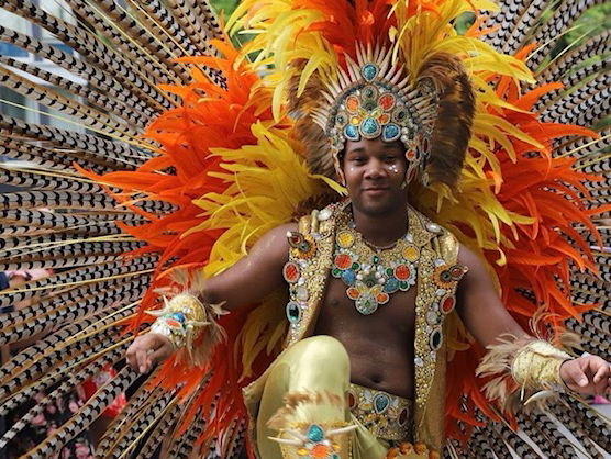 Fabritio uit Rotterdam maakt kans om zomercarnaval koning 2022 te worden!