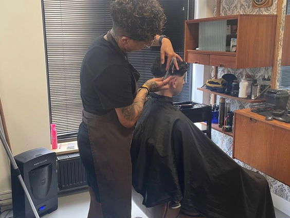 Jocelyn (29) was drugsverslaafd en knipt nu gratis daklozen en verslaafden