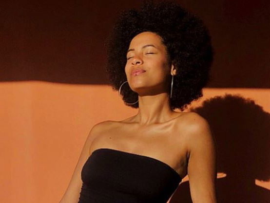 Kunstenares Iriée Zamblé maakt toffe schilderijen van zwarte mensen!