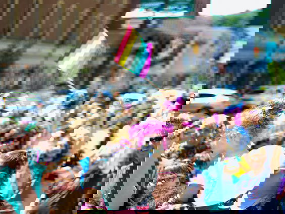 Pride feest op Coolsingel: Glen en Jaïr Faria treden samen op tijdens Roze Zaterdag