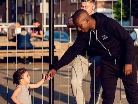 Lassana (23) is oprichter van het van Spartaplein Foundation en vertelt hoe hij mensen helpt!