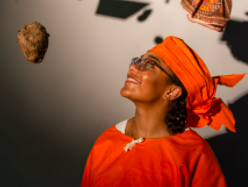 Elisa (22) performed haar eigen voorstelling 'Mijn Surinameboom' voor Keti Koti!