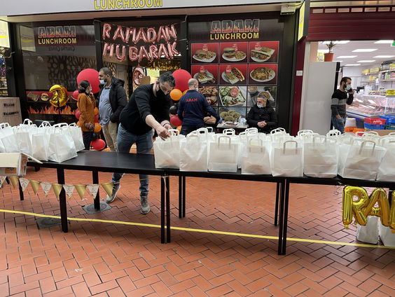 Reporter Shaquille helpt met Iftar pakketjes maken!