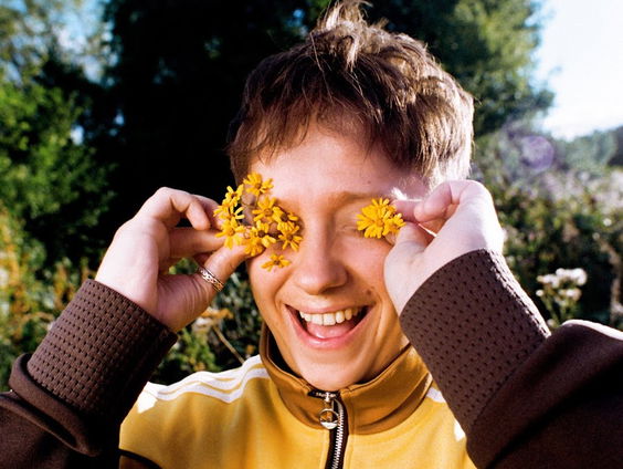 Conor Mason van Nothing But Thieves over soloproject Man-Made Sunshine