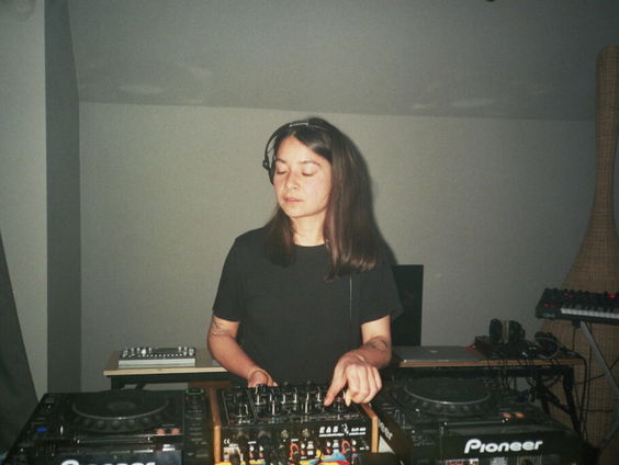 FLOORFILLER : HELLIE