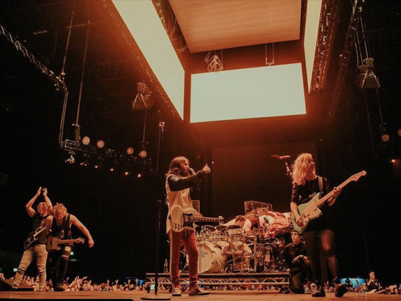 Wow! Renske speelde live gitaar bij 30 Seconds To Mars in de Ziggo Dome