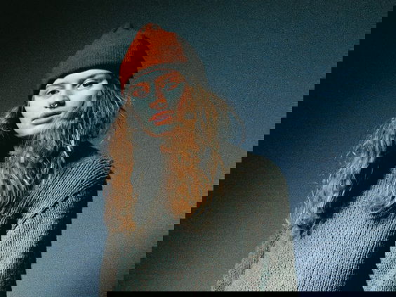 Slow Sunday: girl in red, Leonard Cohen, Maribou State