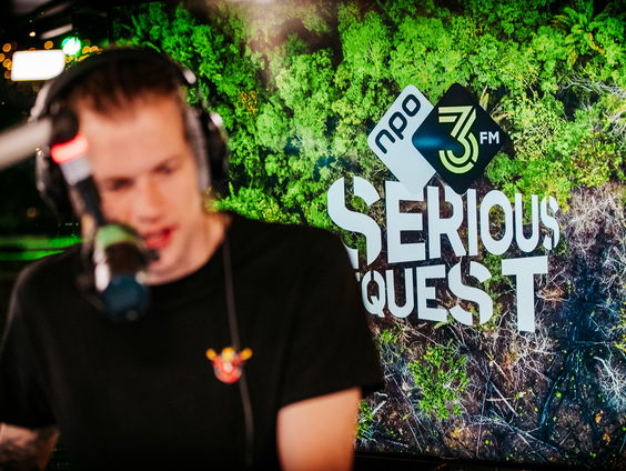 Sanders vader en vriendin lopen hard voor 3FM Serious Request 2021!