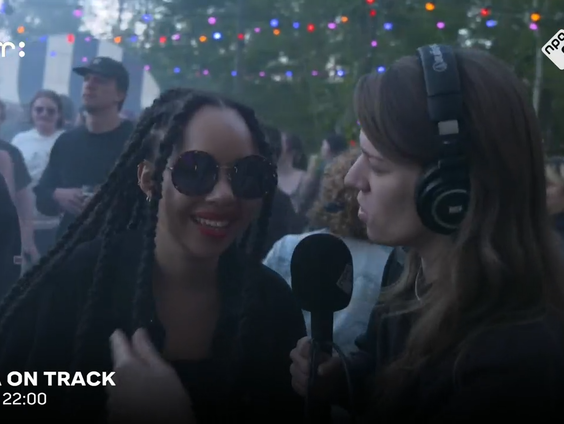 Hele goede vibes in het festivalpubliek bij Alberta Balsam op Best Kept Secret 2022