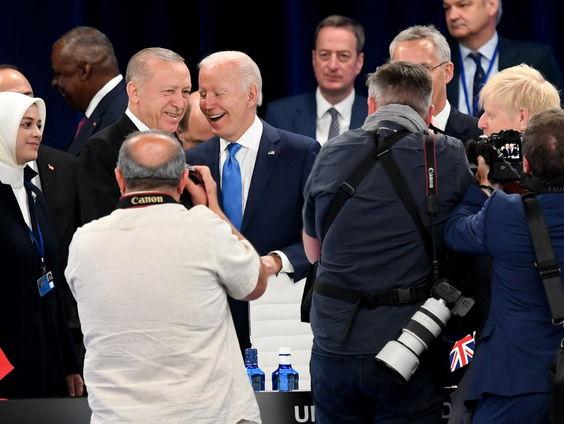 Wie betaalt de rekening van NAVO-uitbreiding?