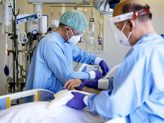 Wat is de juiste behandeling van coronapatiënten met omikron?