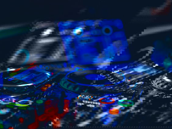 Jouw moeder achter de DJ tafel? DJ Je Moeder doet het!