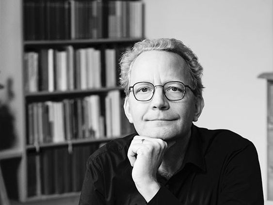 Kunststof - Arjen Fortuin, televisierecensent