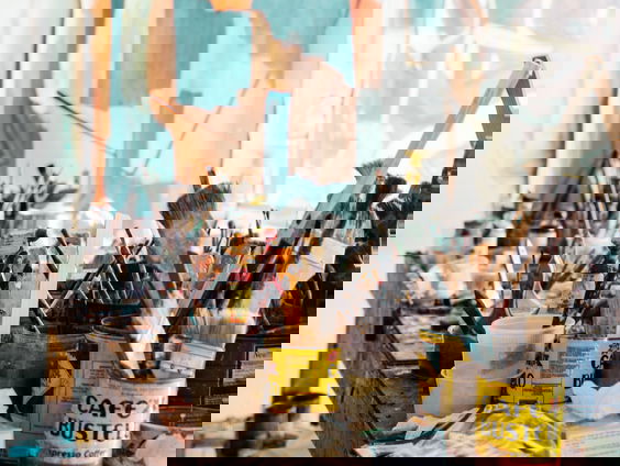 Kunstenaar Judith de Leeuw maakt muurschildering voor goed doel