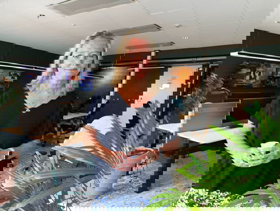 De Perstribune met Antoinette Hertsenberg