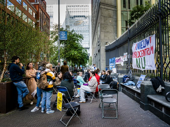 Klapstoelenprotest tegen situatie in Ter Apel