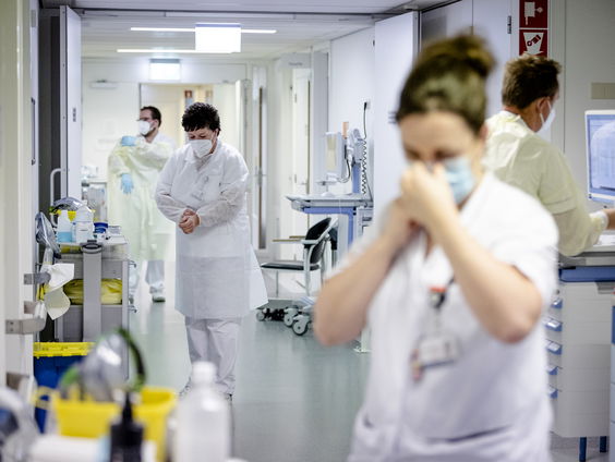 Zorgpersoneel vraagt eigen risico terug na coronabesmetting