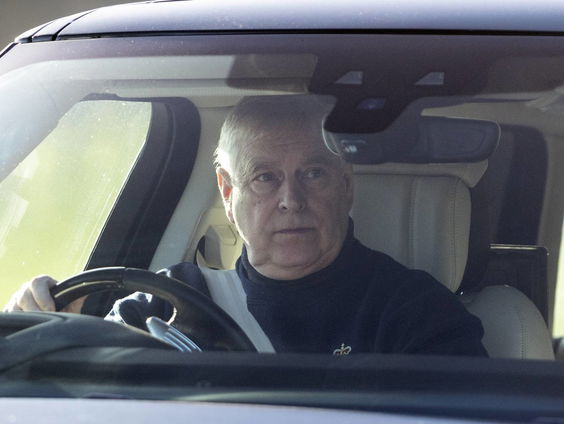 Prins Andrew neemt afstand van zijn koninklijke en militaire titels