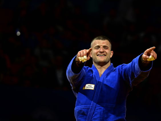 Judomannen trakteren zichzelf na EK-goud op 'klein biertje' in Sofia