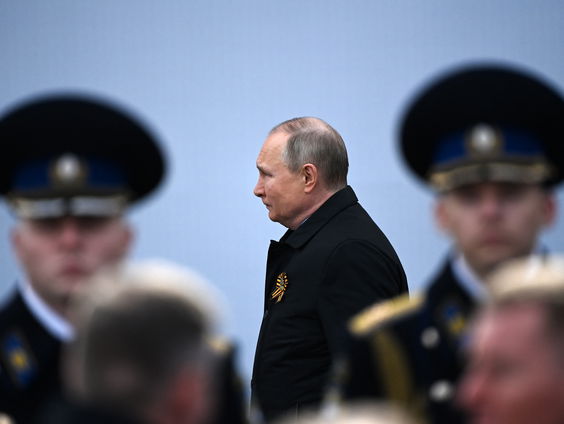 Poetin spreekt land toe, haalt uit naar NAVO