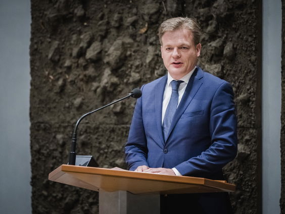 Vraag aan Den Haag: Wie besluit of de Kamer terug moet komen van reces?