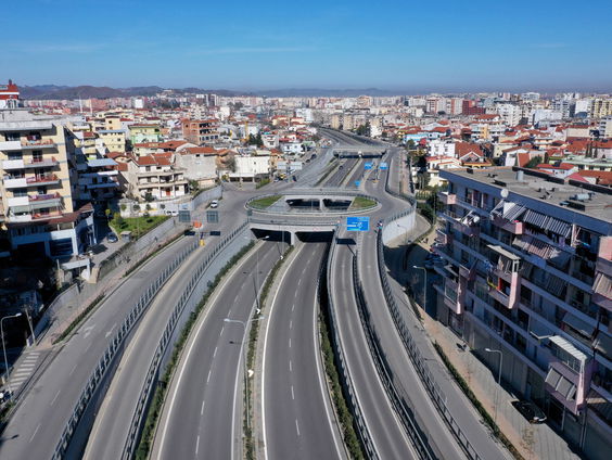 5 v 12: autoloze zondag in Albanië