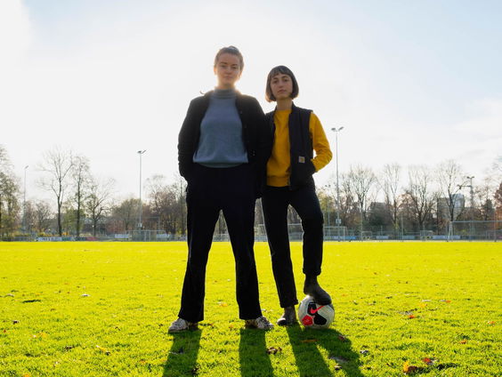 In de docu 'Mijn club' nemen makers Hilde Barwegen en Sophie Schwartz de voetbalwereld onder de loep