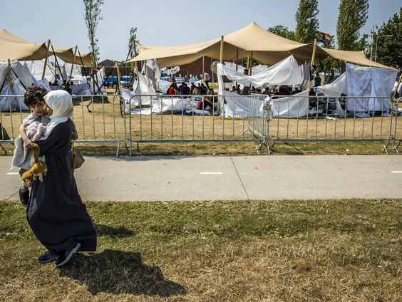 Rijk wil kunnen ingrijpen als gemeenten geen azc aanwijzen