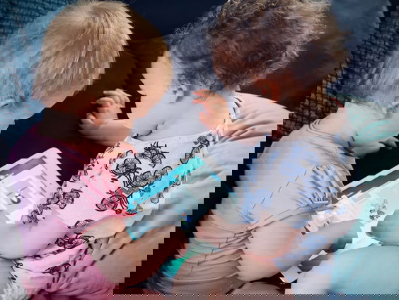 Stand.nl: Het is moeilijk om kinderen bij een scherm weg te houden