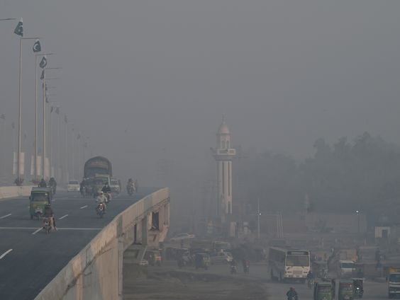 Hoe kan het dat er zulke zware luchtvervuiling is in Pakistaanse steden?