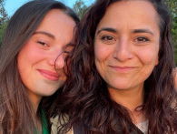 Turkse vrouwen Sümeyye Sahin en Filiz Ilmaz fietsen sponsortocht voor hulp na aardbeving in Turkije