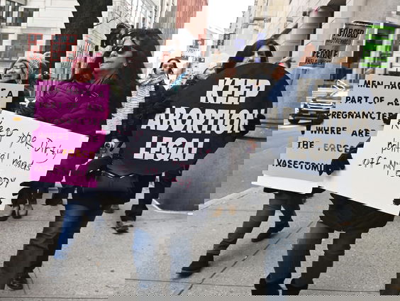 Een jaar na afschaffing Roe v Wade: waar zijn de mannen in het abortusdebat?