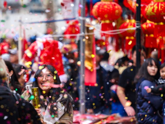 Hoe draagt spoken word bij aan de viering van het Chinese Nieuwjaar in Nederland?
