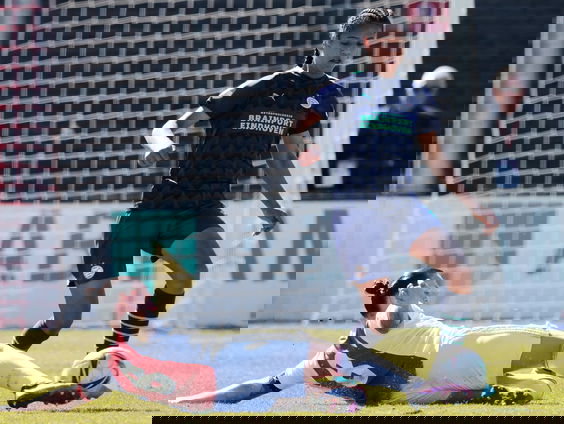 Ajax Vrouwen laten dure punten liggen tegen PSV in titelstrijd