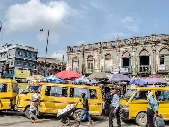 Vakantieman Femke van Zeijl in de Braziliaanse wijk van Lagos