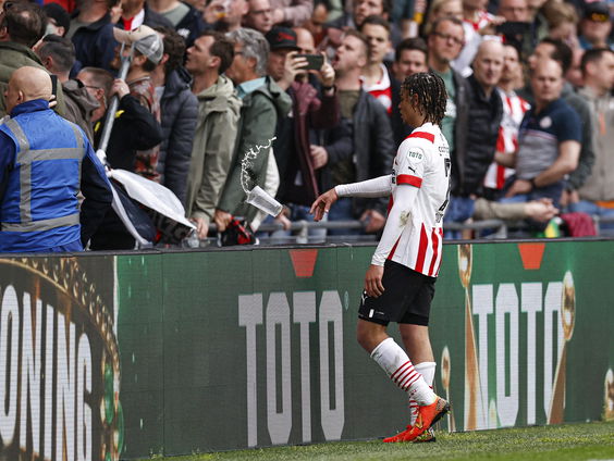 PSV - Ajax was niet alleen op sportief vlak spannend