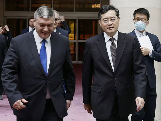 Waar is de Chinese minister van Buitenlandse Zaken?