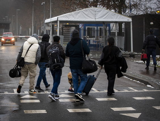 Grootste achterstand ooit: meer dan 70.000 asielzoekers wachten op beslissing van IND